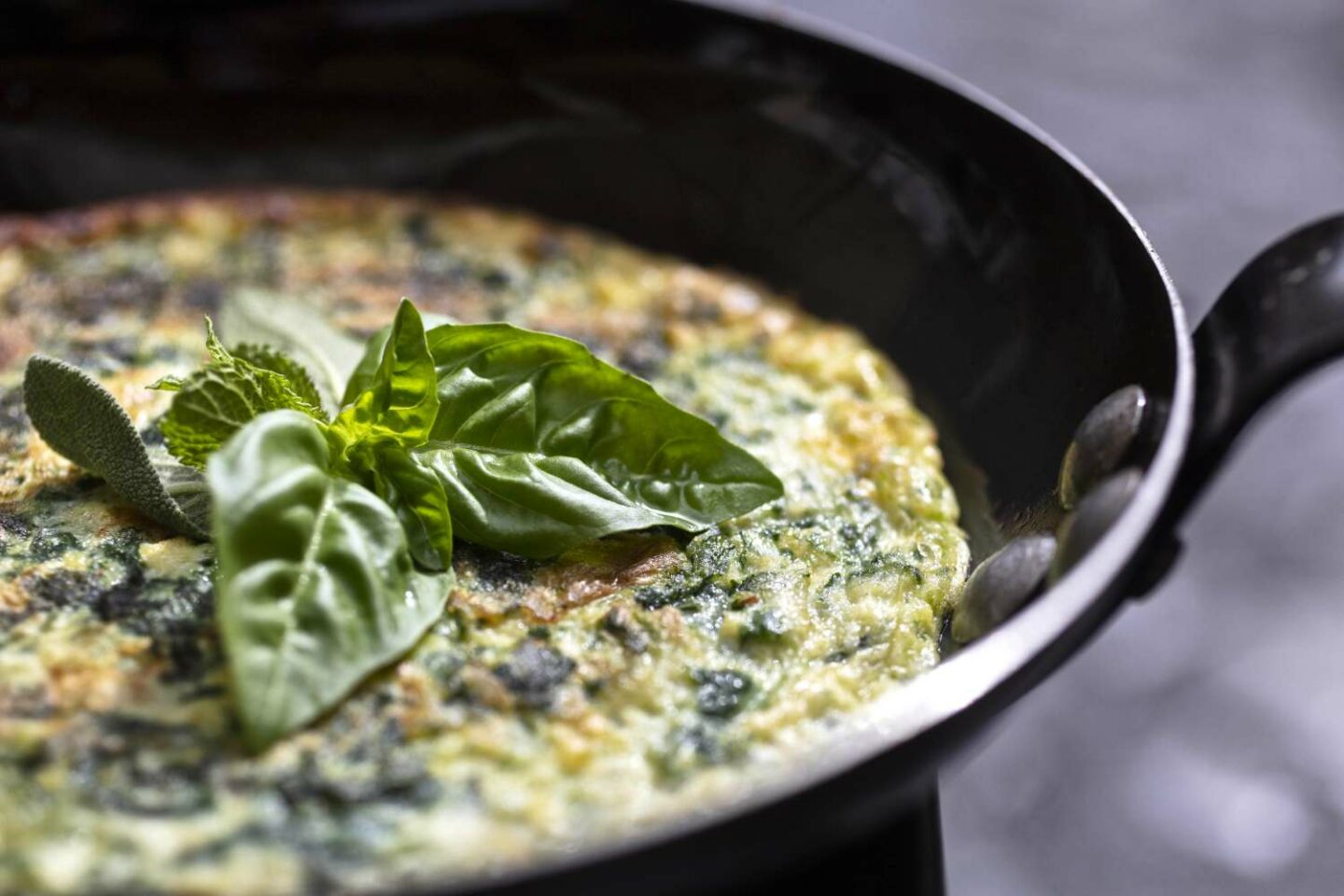 frittata in padella con basilico