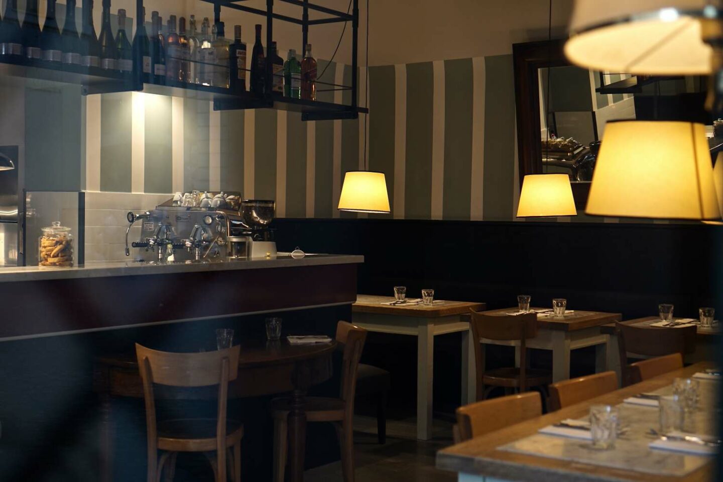 interno ristorante con luci soffuse e tavoli in legno