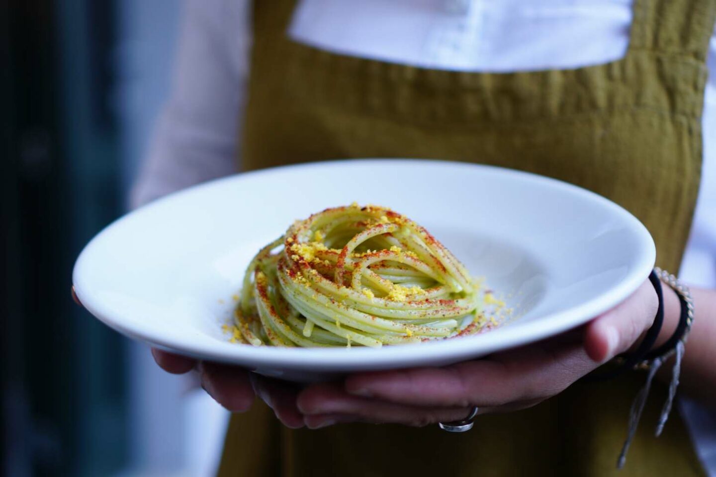 piatto fondo bianco con spaghetti