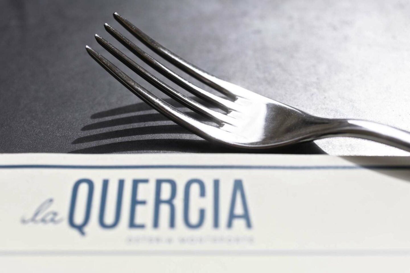 tovaglietta con logo la quercia osteria e forchetta