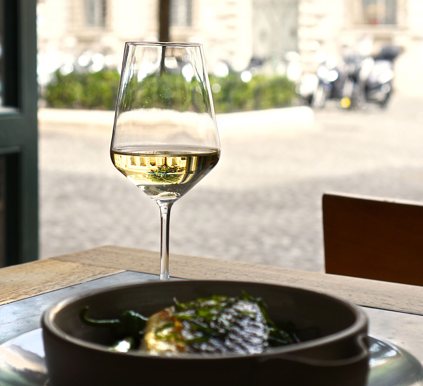 bicchiere di vino con vista su piazza