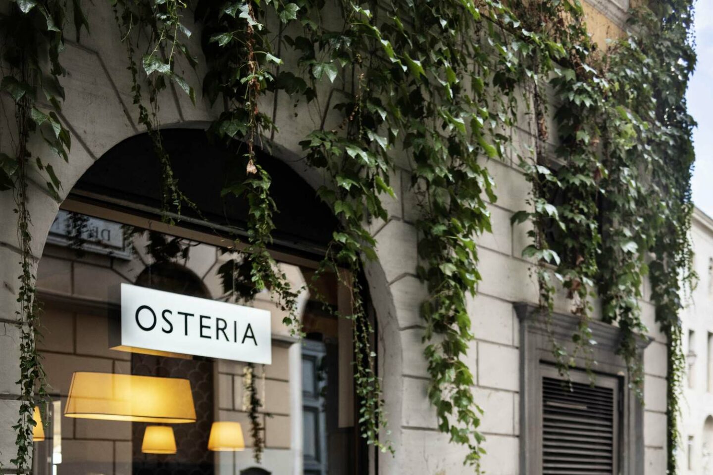 vetrata esterna ristorante con insegna osteria